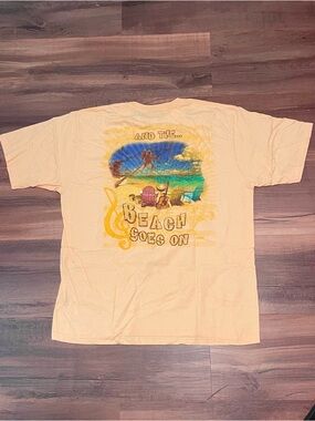 Graphic Beach Scene T‑Shirt in Light Peach!